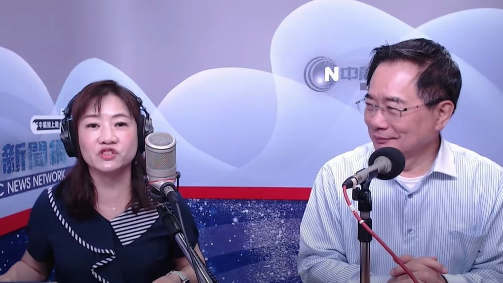 蔡正元(右)接受廣播節目《千秋萬事》主持人王淺秋專訪,痛批金溥聰如秦檜。翻攝網路直播