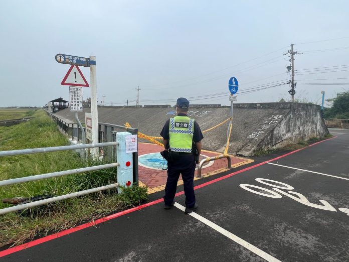 颱風天高美溼地欲挖捕蛤蜊 兩漁民遭警方勸離 64 scaled | 社會 社會 記者爆料網