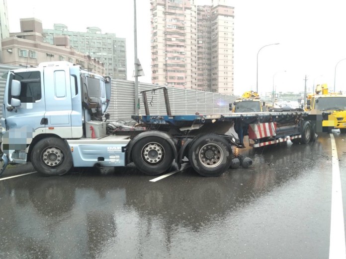 天雨路滑釀禍! 國道曳引車撞擊匝道內側護欄打橫 58 | 社會 社會 記者爆料網