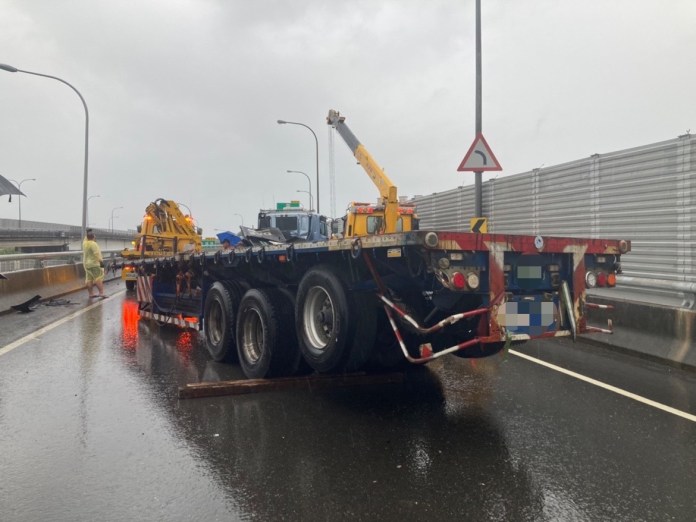 天雨路滑釀禍! 國道曳引車撞擊匝道內側護欄打橫 57 | 社會 社會 記者爆料網