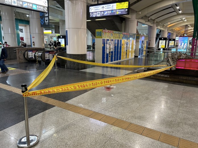 板橋車站內街友衝突 1人遭工具帽猛砸頭破血流送醫昏迷不醒 60 511 19 | 社會 社會 記者爆料網