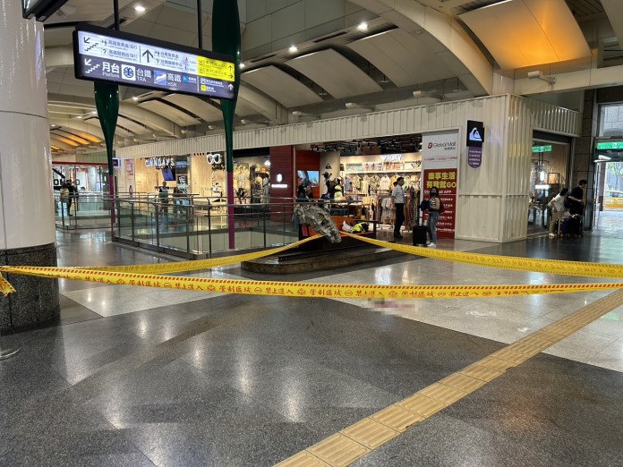 板橋車站內街友衝突 1人遭工具帽猛砸頭破血流送醫昏迷不醒 59 512 20 | 社會 社會 記者爆料網