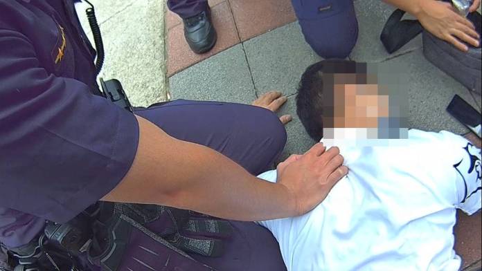 桃園男子鑽天花板行竊數起 警圍捕大吼只為「護便當」 62 712 10 | 社會 社會 記者爆料網