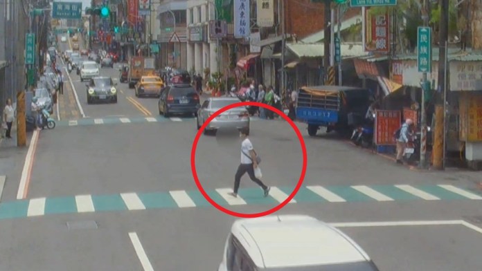 桃園男子鑽天花板行竊數起 警圍捕大吼只為「護便當」 61 714 4 | 社會 社會 記者爆料網