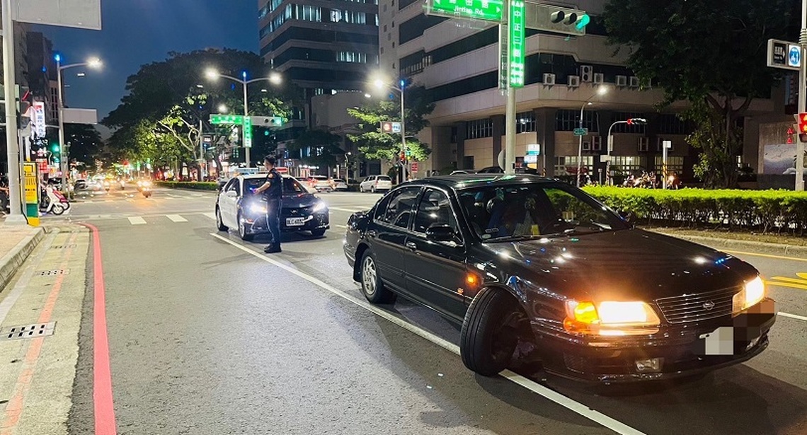 輪胎路中險脫落熱心警協助解圍 獲民眾讚許