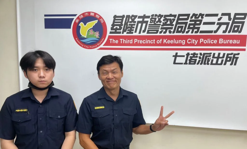 颱風來襲告示牌搖搖欲墜 | 基警交管通報排除護平安