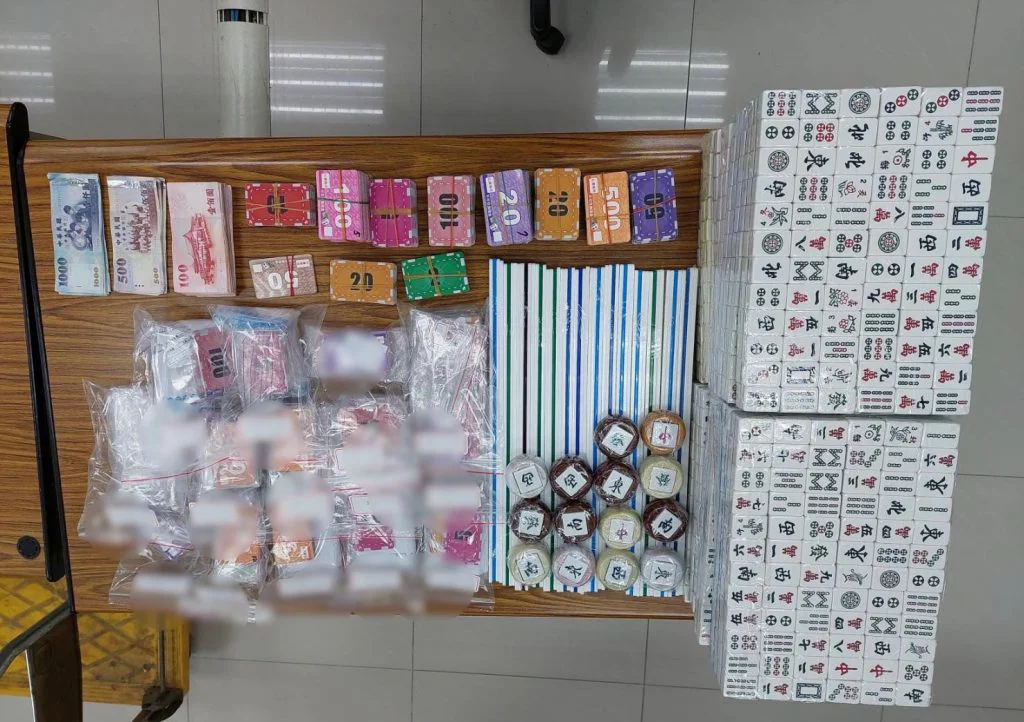 查扣之賭資、籌碼及麻將等證物。（記者林金聖翻攝）