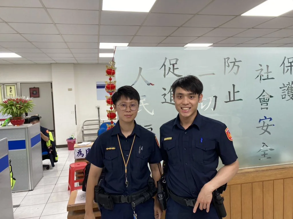 颱風天老翁不慎大門反鎖 | 警陪同協尋親友助返家