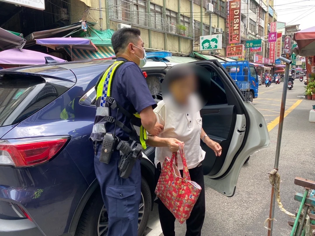 9旬嫗外出參拜迷途｜豐原分局警1小時內助返家