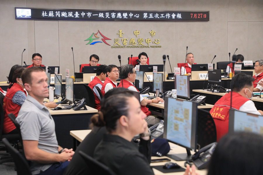 AIT美國在台協會27日派員到台中市觀摩防颱應變中心作業,盧秀燕市長認為針對天災,各國之間加強聯繫跟合作是很好的事情。(圖/台中市政府)