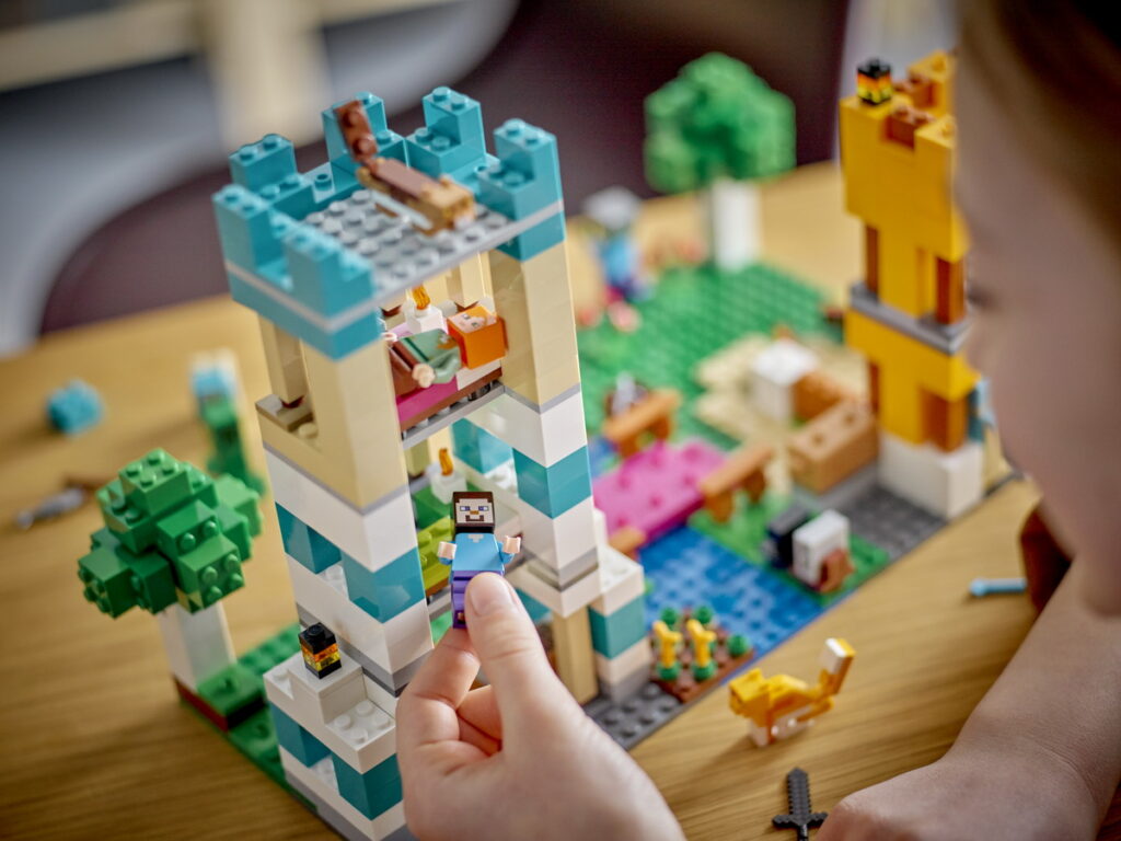 LEGO® Minecraft®也首次在2023漫畫博覽會亮相,四款全新盒組也即將在8月1日上市。