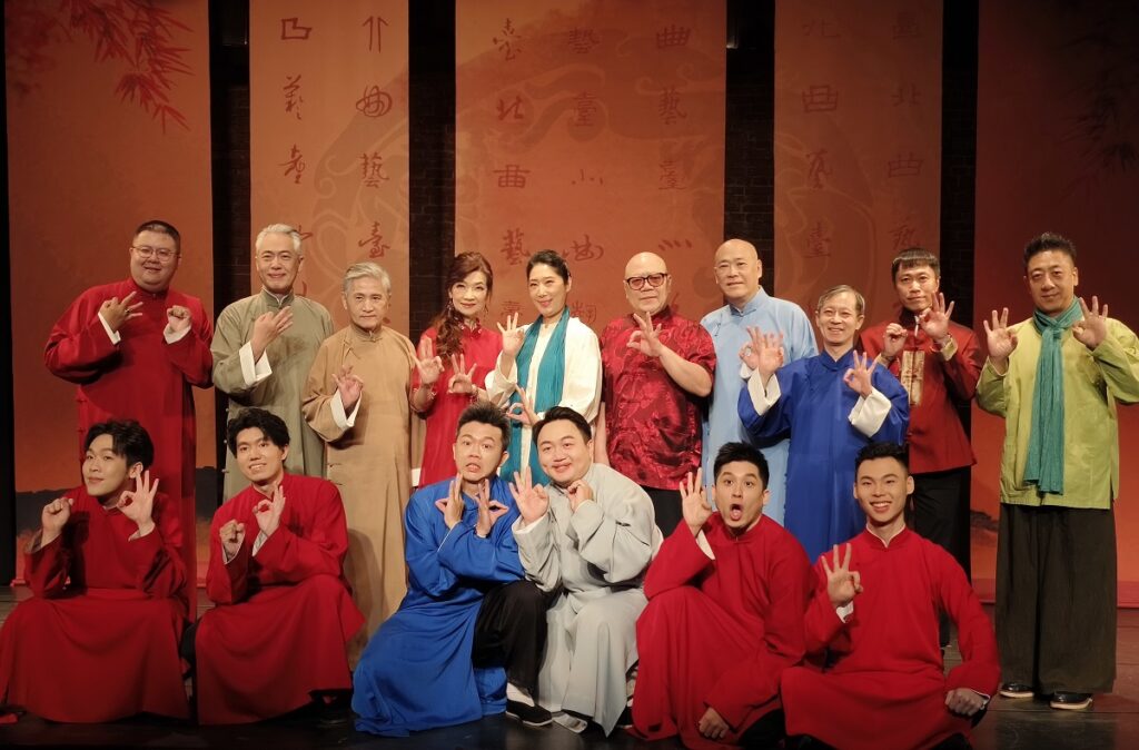 「台北曲藝團」老中青演員合影。(圖/歌劇院提供)
