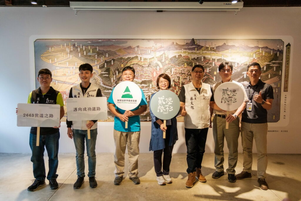 大合照(左起)議員王浩、議員林煒軒、阿里山世遺理事長郭盈良、林鐵文資處處