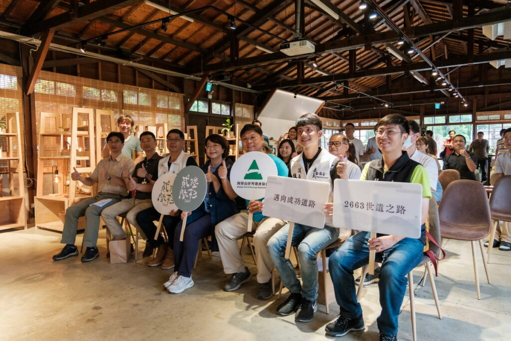 _大合照(右起)議員王浩、議員林煒軒、阿里山世遺理事長郭盈良、林鐵文資處處