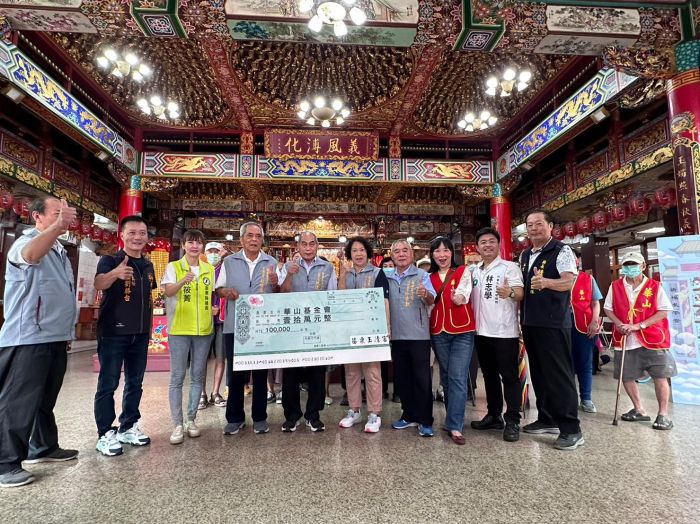 苗栗玉清宮點燈送愛 為華山孤老祈平安
