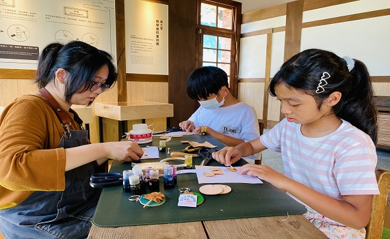 淡水古蹟博物館夏令營限量開搶 駐村藝術家「蝦捲」皮雕維妙維肖