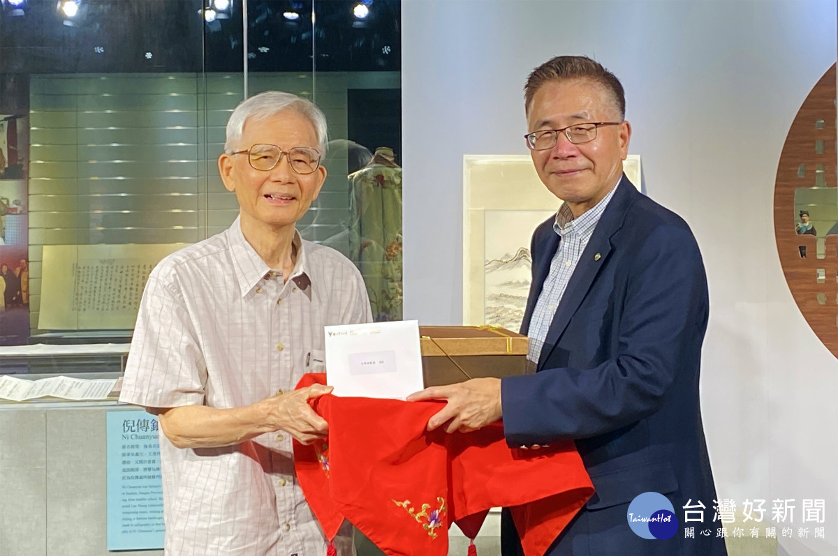 中央大學周景揚校長向崑曲博物館洪惟助教授表達恭賀之意。