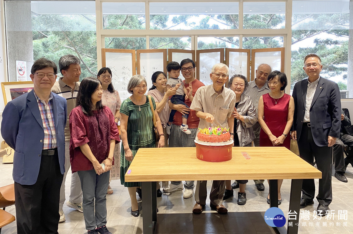 中央大學崑曲博物館「尋找崑曲瑣憶」特展開展,適逢洪惟助館長八十大壽,眾人齊為洪教授賀壽。