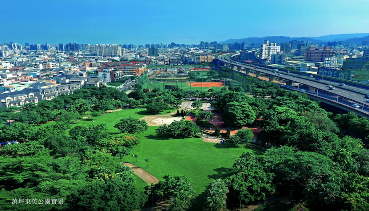 坤悅領秀放眼即是東英公園與祥順運動公園,在便利的商圈機能裡,同時擁有居高臨下的公園視野。