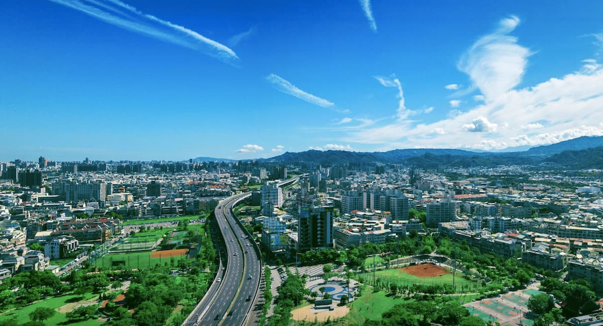 坤悅領秀位於旱溪以東,鄰近74號快速道路。