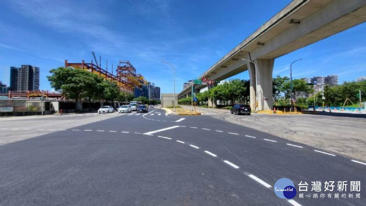 中壢高鐵南路與文德路口、高鐵南路與公園路口,新設3處偏心左轉車道讓交通更順暢。<br /><br />