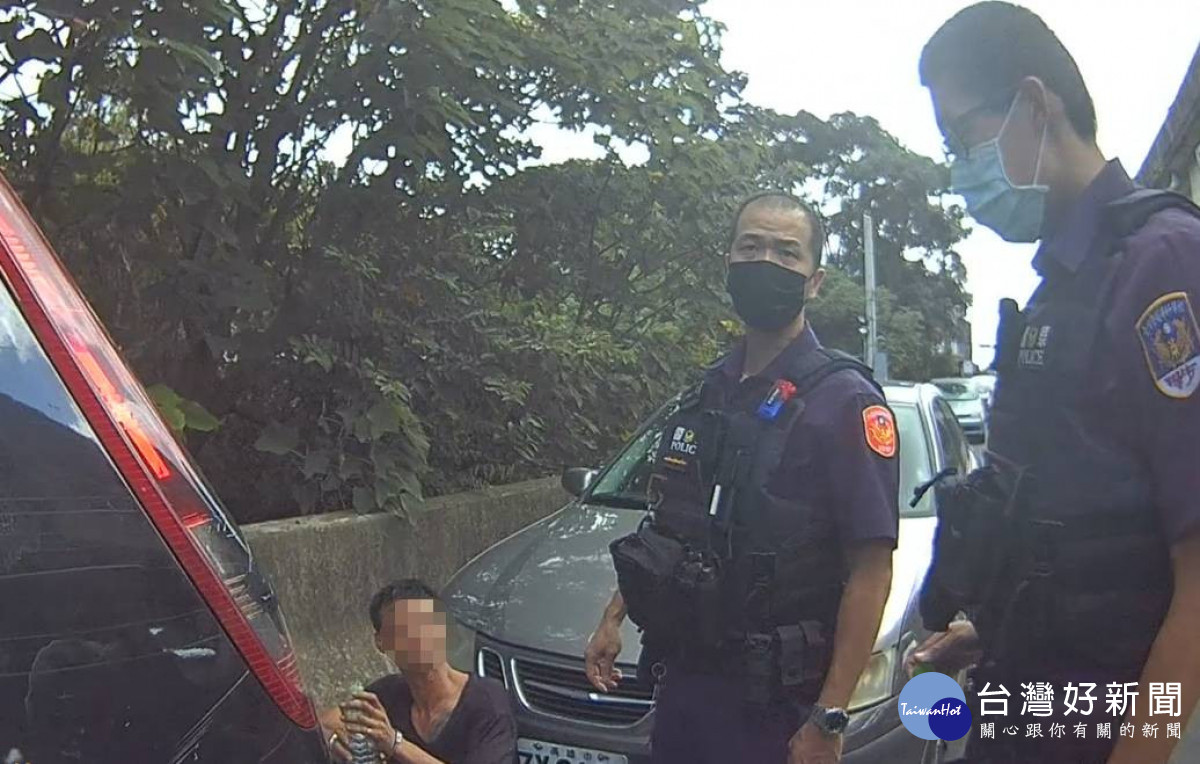 可疑車輛停路邊,警實習生眼尖查獲通緝犯。