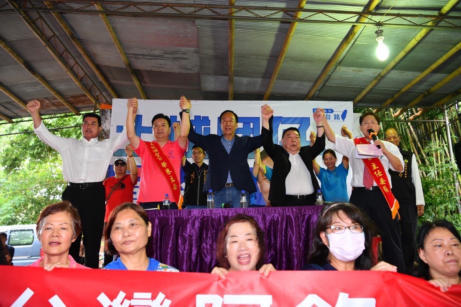 國民黨立委參選人林金結(台上左2)和鴻海創辦人郭台銘(台上左3)參加同場活動,互動密切。郭台銘辦公室提供