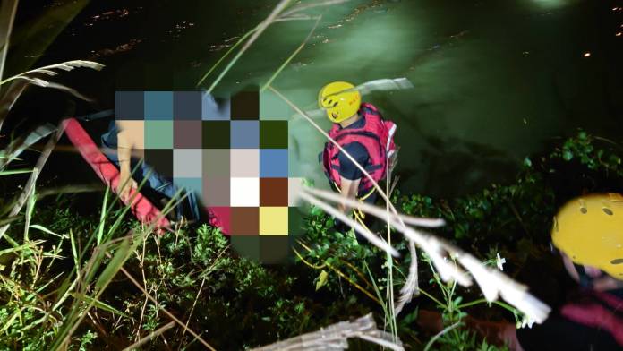 新北男颱風夜鬧脾氣 跳運河對峙救援警消 69 312 21 | 社會 社會 記者爆料網