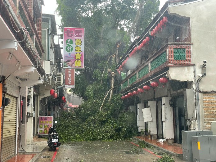 杜蘇芮侵襲金門網傳鐵皮屋頂被翻畫面 網友:地點疑在福建 60 S 57311251 1 | 生活 生活 記者爆料網