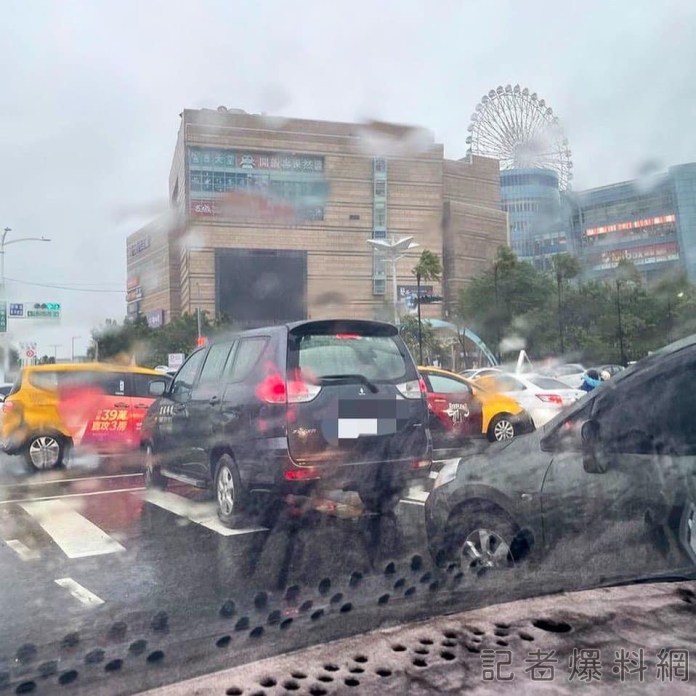 高雄夢時代下午2點開店營業 外頭驚見「超長車陣」 73 高雄點Kaohsiungtien 臉書 | 生活 生活 記者爆料網