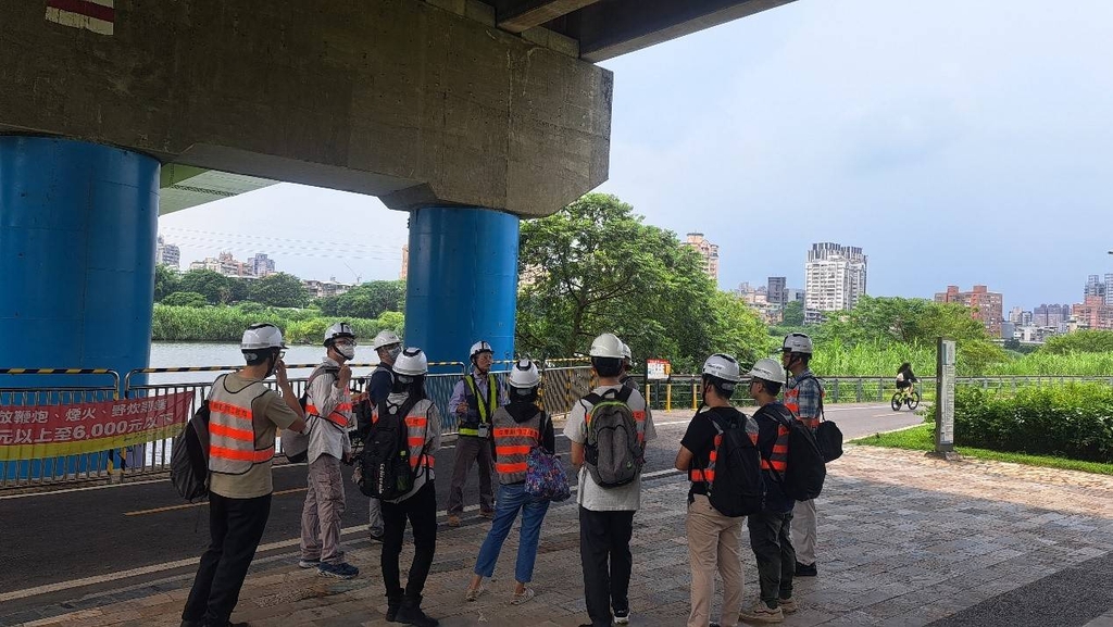 初訓臺北永福橋現地實橋檢測分組訓練情形（圖：交通部運研所）