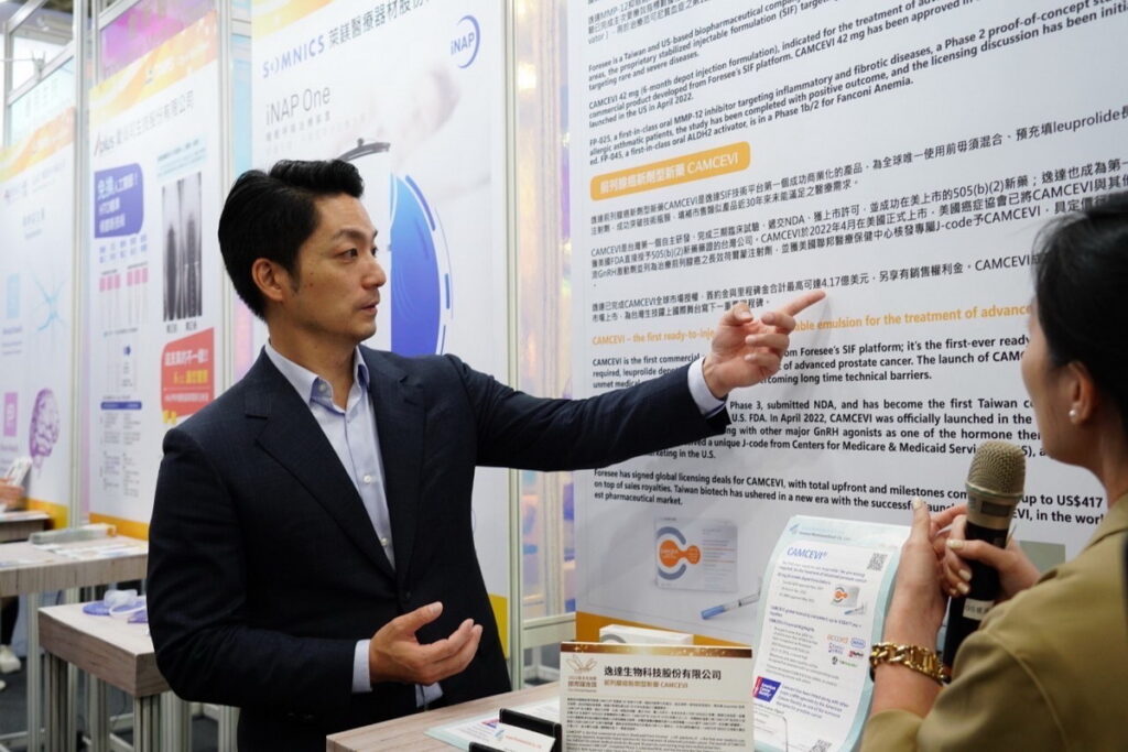 臺北市蔣萬安市長參觀臺北生技館參展廠商-逸達生技展品