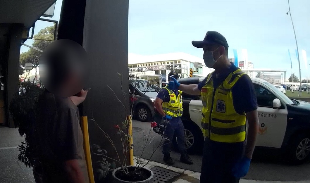 ▲圖說:61歲黃男深受失智之苦而流落街頭,員警獲報後前往處理 (圖/台中市政府提供)