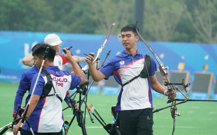 世大運我國反曲弓男隊 風雨中連過3關挺進團體金牌戰