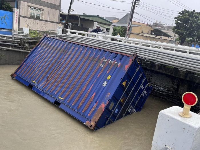 天使輪漂流貨櫃 高雄林園區中門三號橋下再尋獲