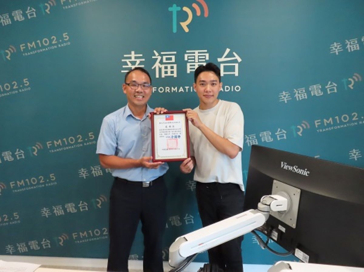 內湖分局副分局長呂政國致贈感謝狀予幸福廣播電臺及風城廣播電臺,感謝電臺協助宣導反詐騙相關知識,強化國民識詐知能。(記者宋紹誠翻攝)