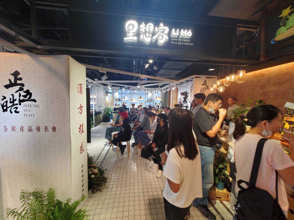 新品發表會當天吸引許多人前來參加,讓會場爆棚。(圖/業者提供)