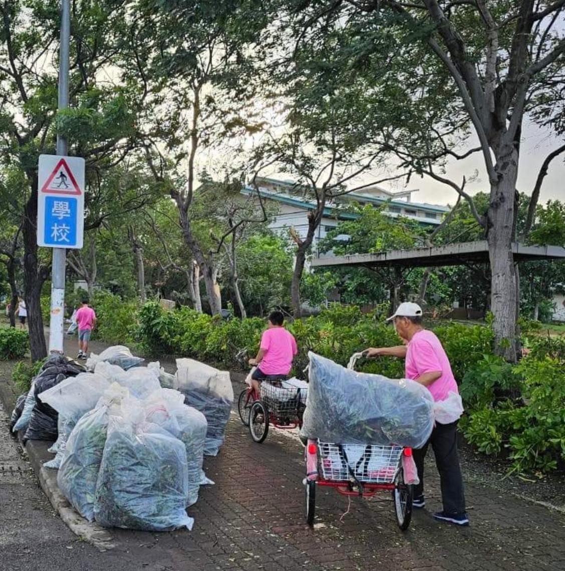 漾新聞|大清早天未亮就清理風災過後的校園 鳳林國中粉紅志工守護校園活菩薩