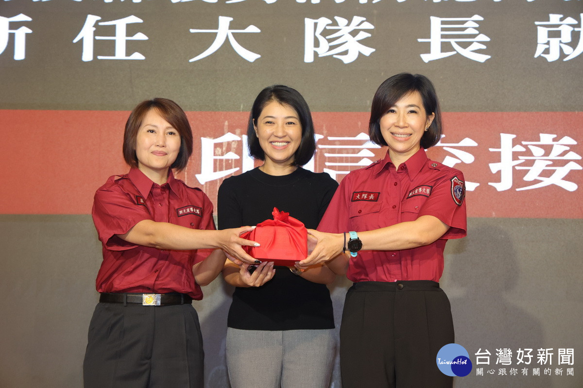 南投防宣大隊長由林怡鳳（右）接掌。（縣府提供）