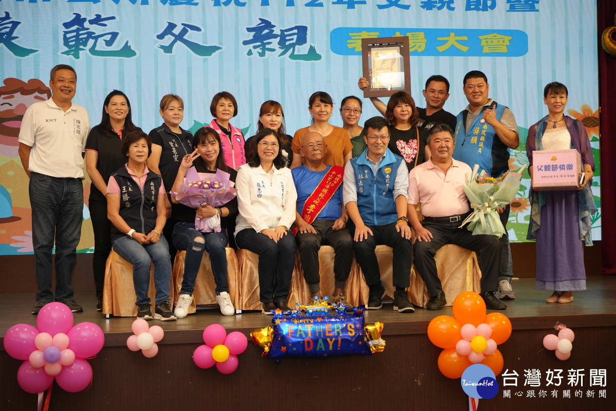 議員游顥、林憶如等來賓都來祝賀。(市公所提供)