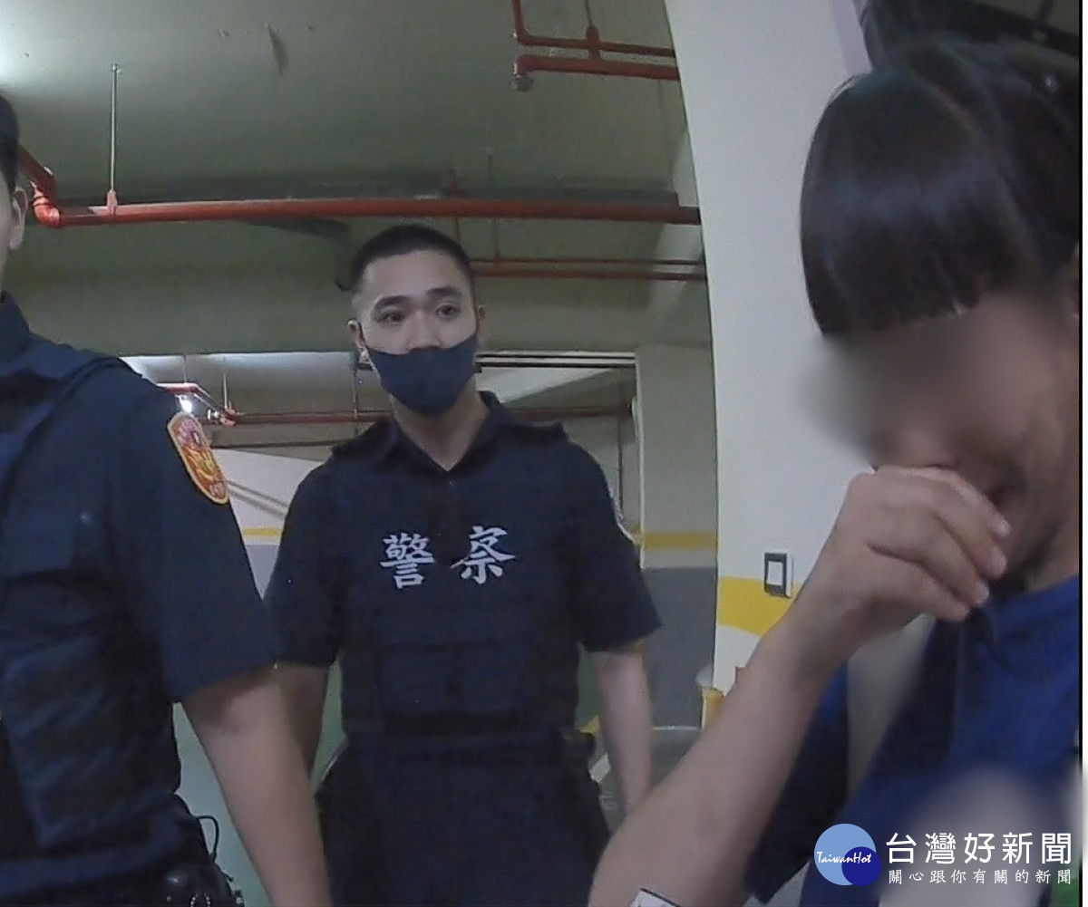 妙齡女樓梯間求生驚魂，警實習生即刻救援。