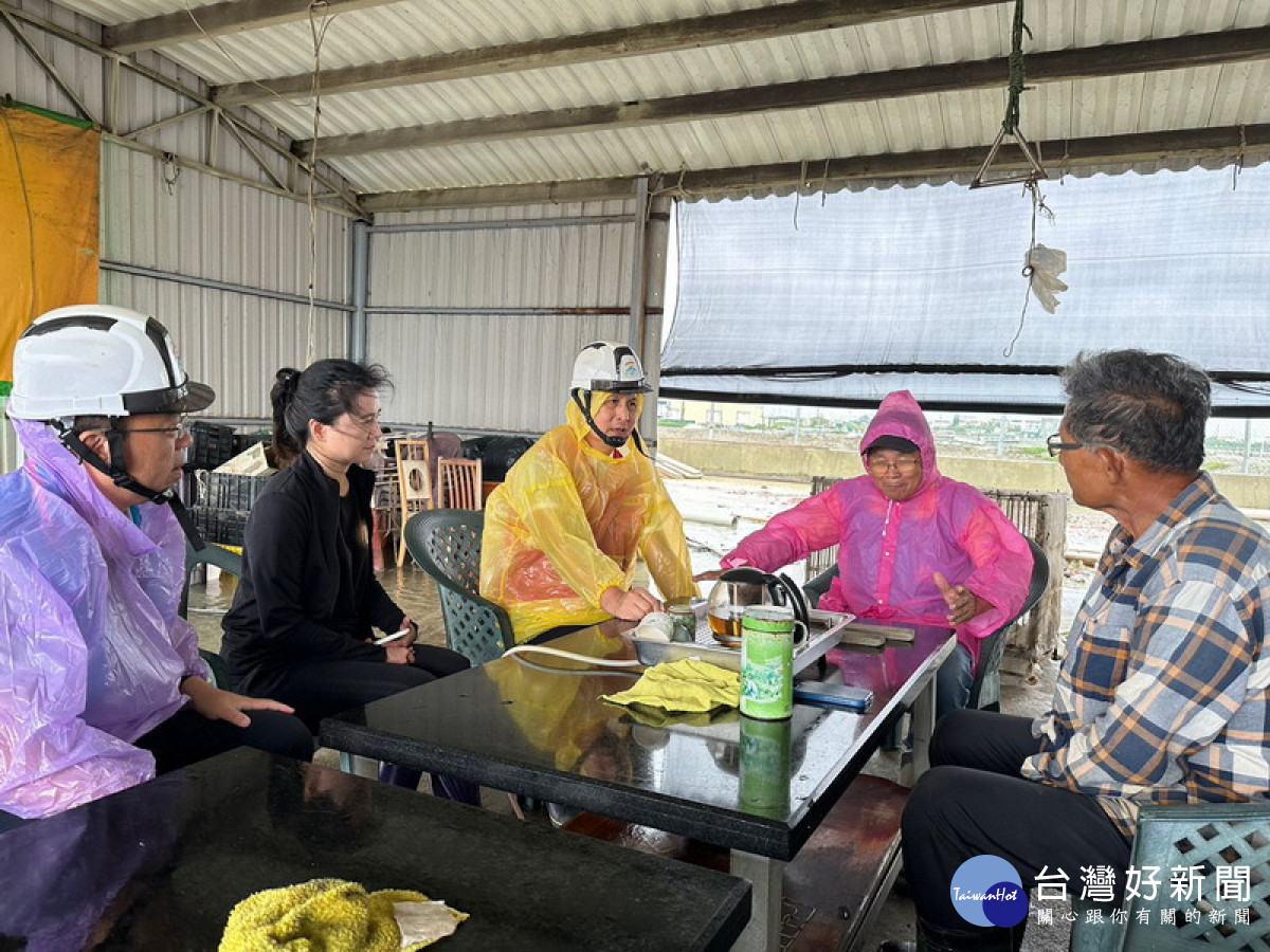 ▲張漢雄局長至彌陀、永安養殖魚塭集中區域進行巡察，同時呼籲颱風期間養殖漁民如有災損，請立即向在地區公所申報。