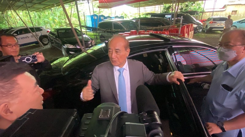 立法院前院長王金平說國民黨總統參選人侯友宜的競選執行長金溥聰可以先溫和勸告小雞,圖為王金平26日到新北市土城參加順聖宮活動。中央社