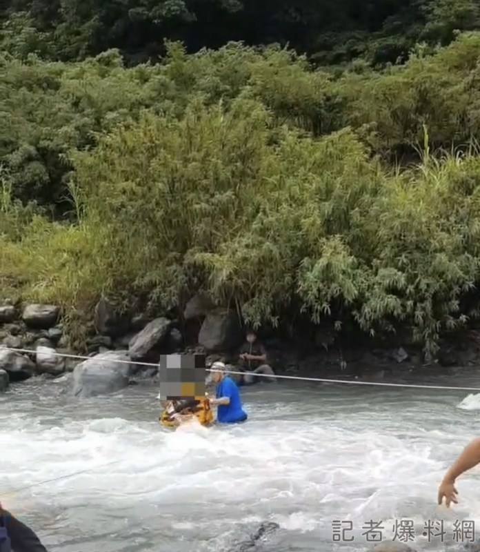 (驚險救援片)三天沒水! 村長上山修水管 遇溪水暴漲受困 70 4A65FEFC 7D73 4AB3 8A21 B5AE2E1BBC58 | 社會 社會 記者爆料網