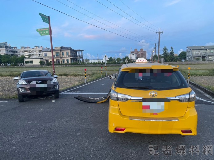 交叉路口互不讓 這下好了... 自小客掉路旁水溝動彈不得 74 10E3D85C CD2F 4DA4 A1AF A4943F290444 | 社會 社會 記者爆料網