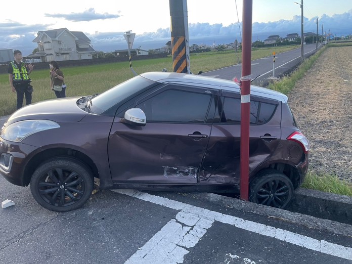 交叉路口互不讓 這下好了... 自小客掉路旁水溝動彈不得 71 8623336F E82A 4B65 90E9 8CD36C0F247D | 社會 社會 記者爆料網