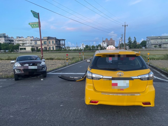 交叉路口互不讓 這下好了... 自小客掉路旁水溝動彈不得 73 612888A8 4FD8 47BC 8D85 436A2AFCA462 | 社會 社會 記者爆料網