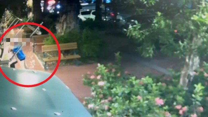 藍衣女持刀街頭隨機拉扯路人 警方趕抵張開社會安全網 72 212 18 | 社會 社會 記者爆料網