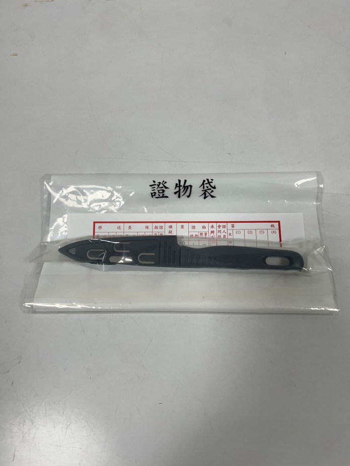 藍衣女持刀街頭隨機拉扯路人 警方趕抵張開社會安全網 73 211 23 | 社會 社會 記者爆料網