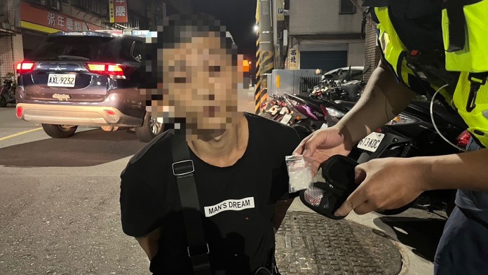 新北警防飆勤務意外查毒 男糖盒藏毒深夜遊蕩遭逮 62 411 24 | 社會 社會 記者爆料網